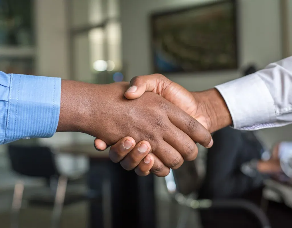 Photo d'une poignée de main entre un client et un conseiller Pourcentage